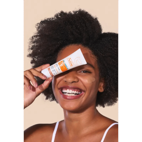 Proteção solar – Pele sensível  Cleanance UV FPS70 Tom 3 – Médio escuro - Imagem 3